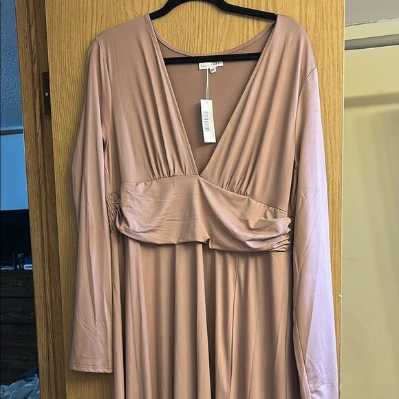 Baltic Born blush Long Sleeve Gown- bump friendly - Picture 4 of 7